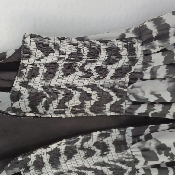 Guess Sleeveless Black/ White Dress with Elastisized Back, Size 6 (+) - Picture 4 of 8